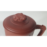 Mooi bewerkt Yixing trekpotje, gemerkt